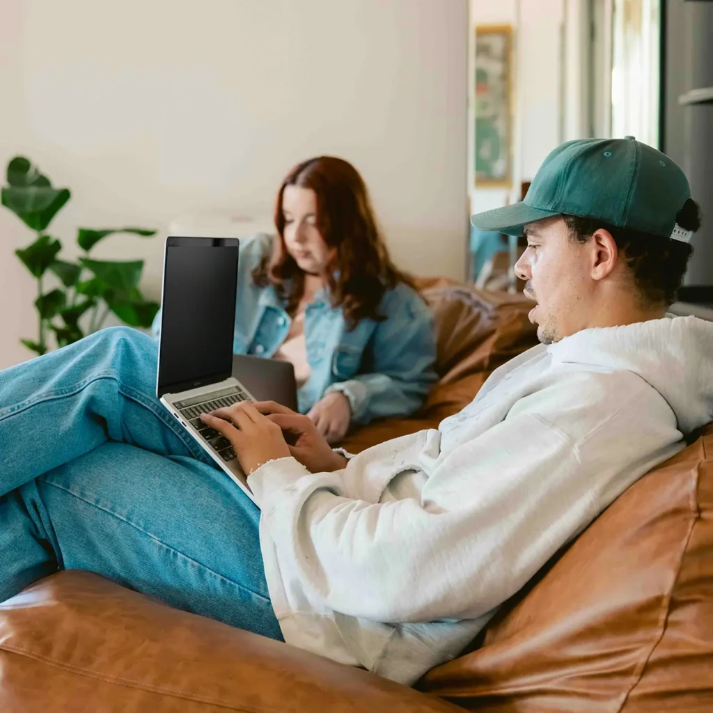 L’essor des formations en ligne n’est plus un phénomène passager. En 2024, elles occupent une place centrale dans le paysage éducatif, aussi bien pour les particuliers que pour les professionnels.