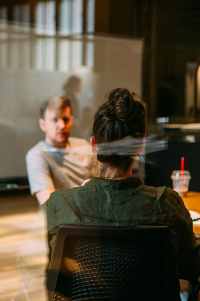 Le conseiller en formation joue un rôle essentiel : il crée le lien entre les besoins du marché, les ambitions des apprenants et les solutions proposées par les organismes.