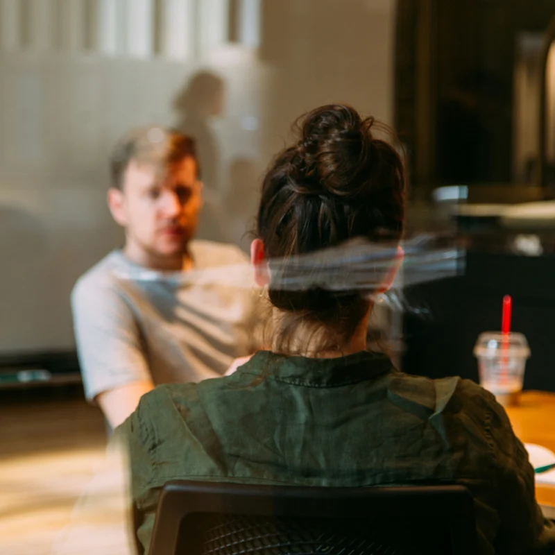 Le conseiller en formation joue un rôle essentiel : il crée le lien entre les besoins du marché, les ambitions des apprenants et les solutions proposées par les organismes.